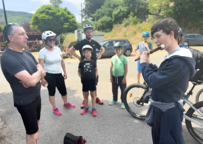 Un cours sur le bord de la voie verte