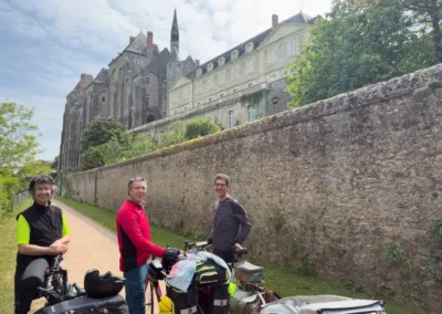 Devant l'abbaye de Solesmes